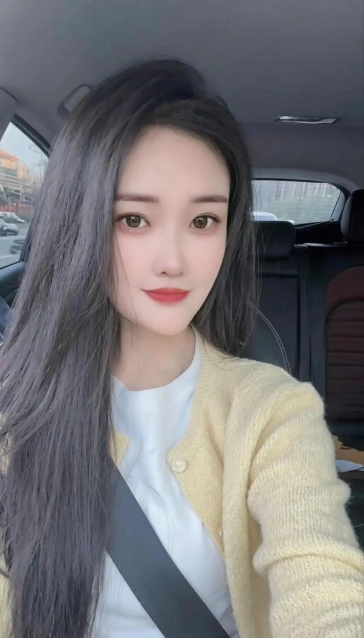 女人最大的幸福，就是遇到一个把你当女儿一样宠的男人，在他面前可以撒娇可...