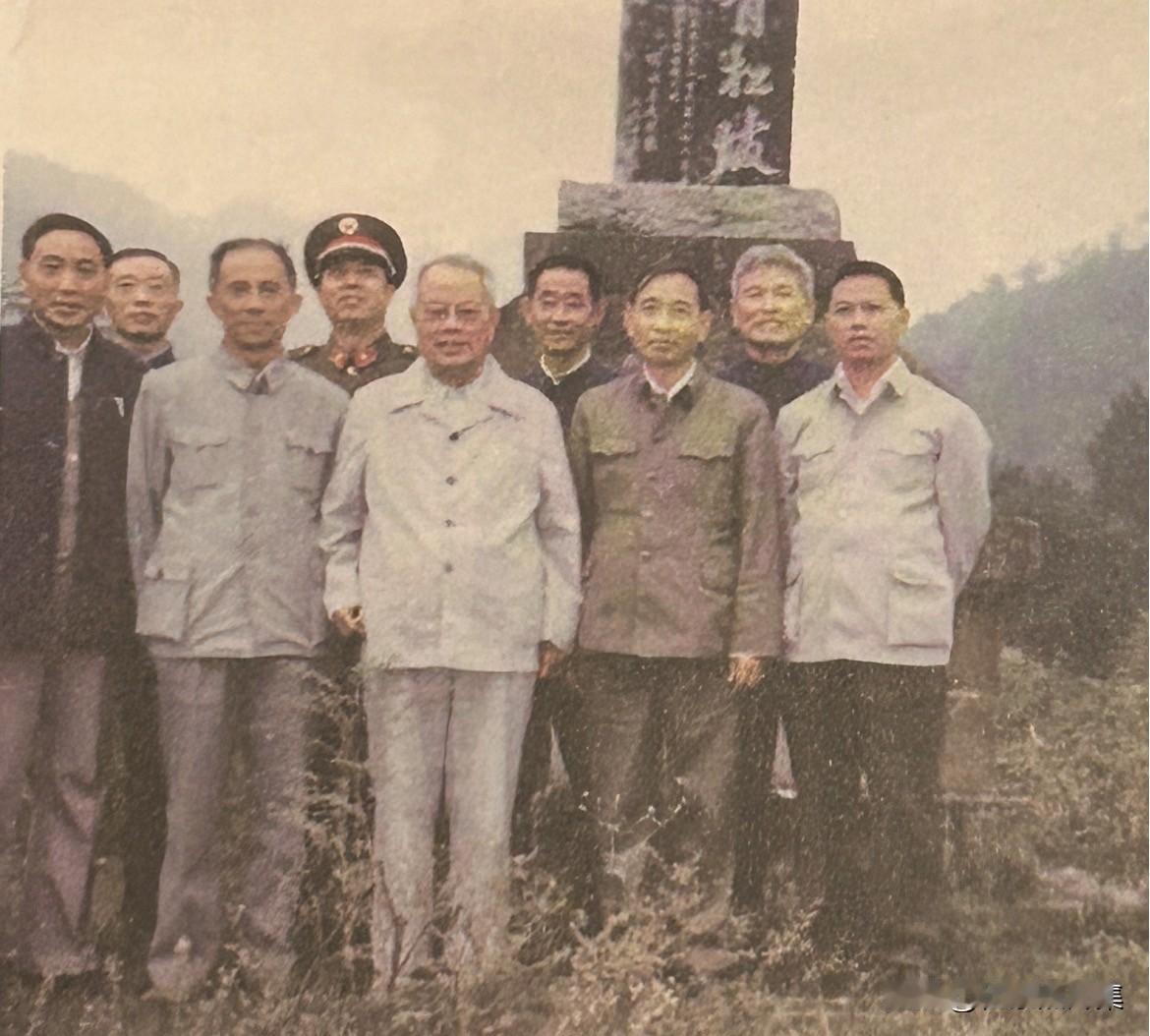 1987年，李夫克（前排中）重访土城战斗旧址，在青杠坡讲述当年激战：左边山头是银