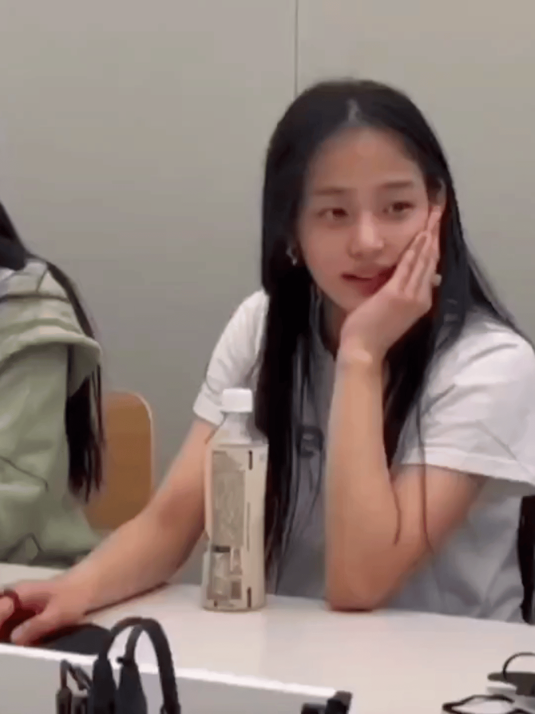 金玟池的幼狼形态如果在高中碰到我高低追三年。送水送早饭送她回寝室 