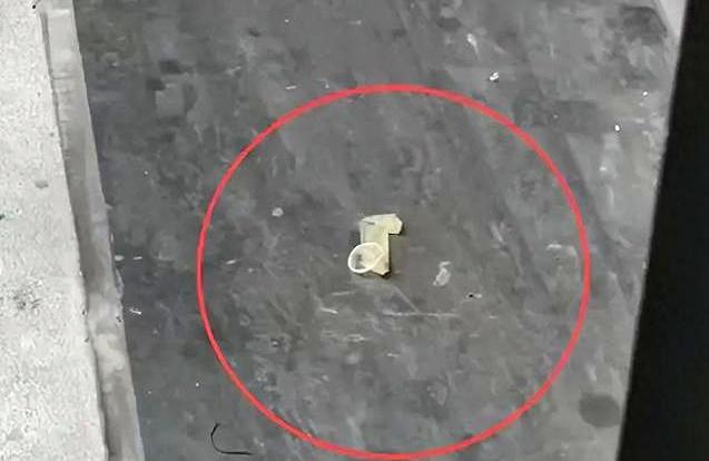 21层高楼，偏偏你家阳台成“专属垃圾桶”，你能忍吗？
杭州一位业主刚住十来天，两