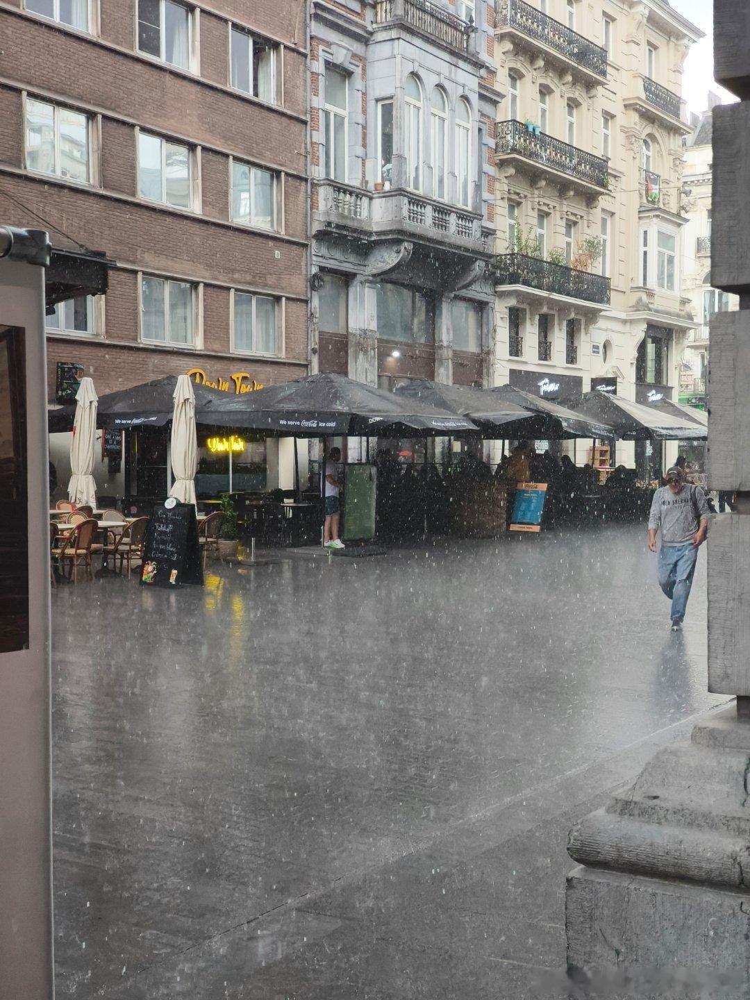 看着雨☔来，看着雨把我困在大广场。不是好雨。我的日常plog