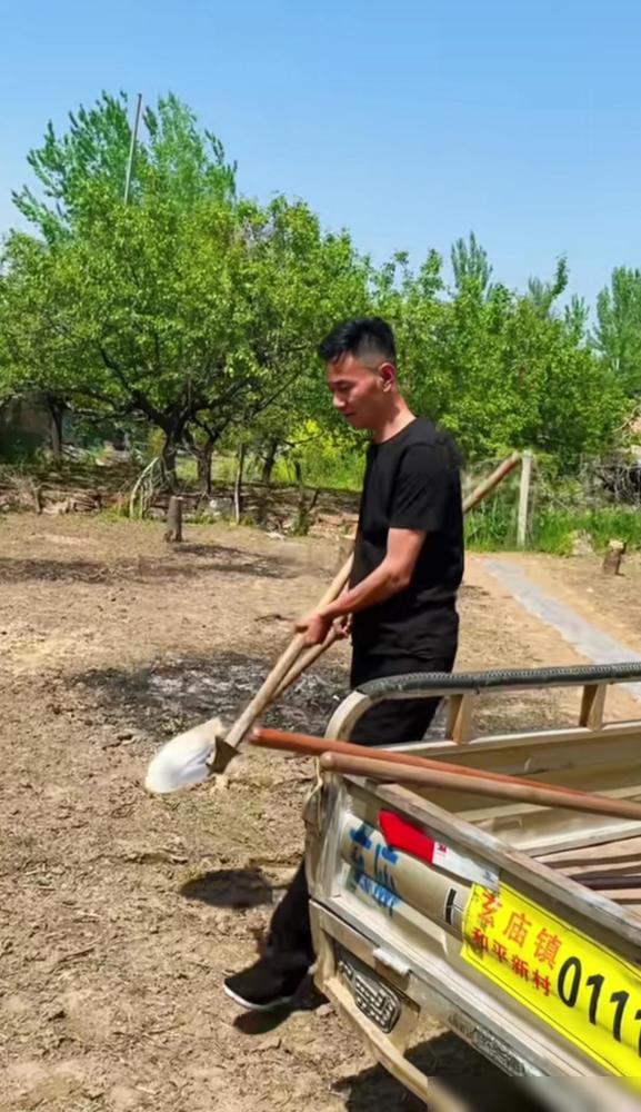 上海音乐学院博物馆，看这个布局，就知道哪个是领导，其他人全程一句话不说，只有她，