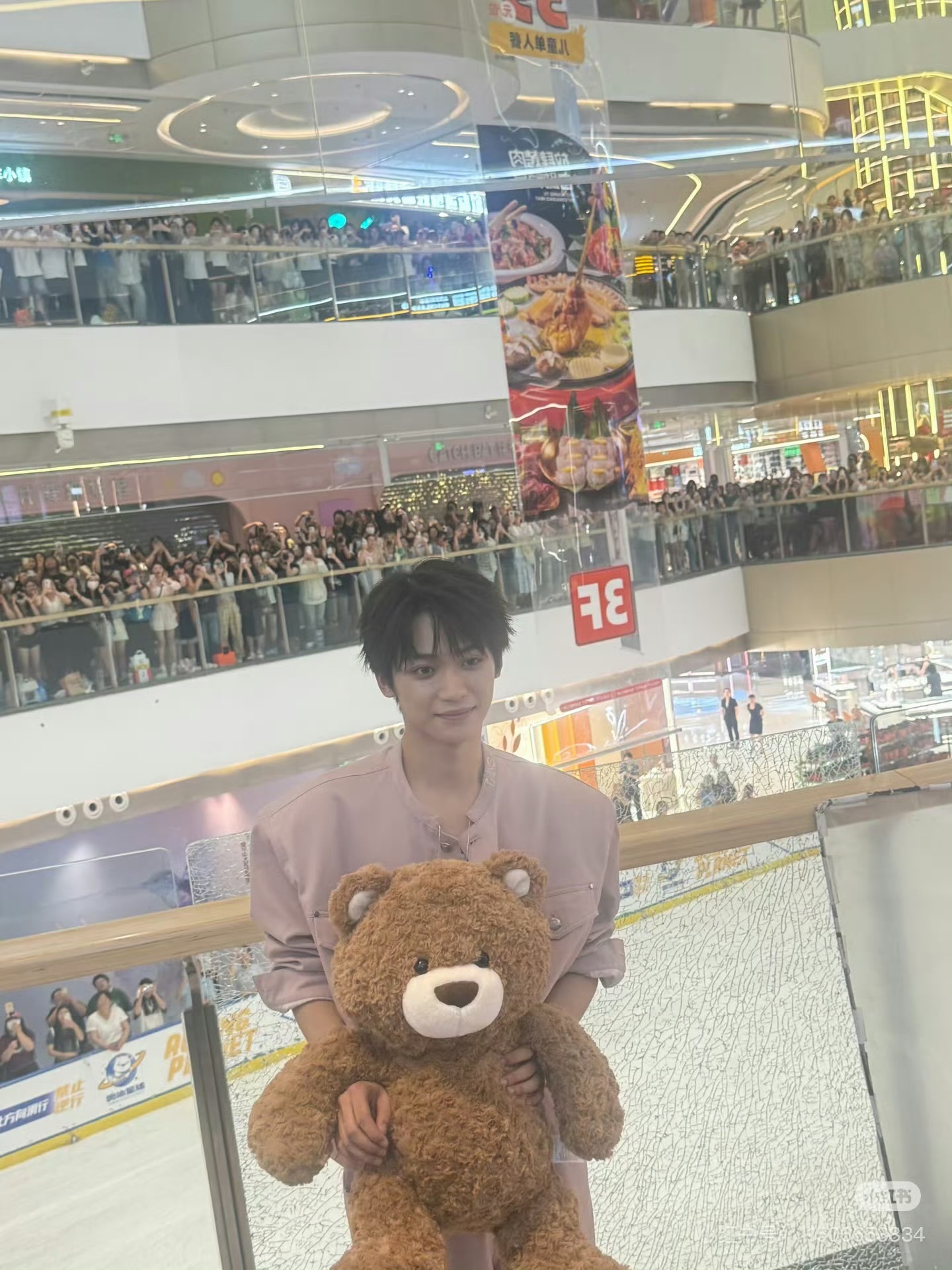 对着去年今天的这两张照片流泪 特别特别多人在爱你 特意这个方向拍只为了和粉丝合照