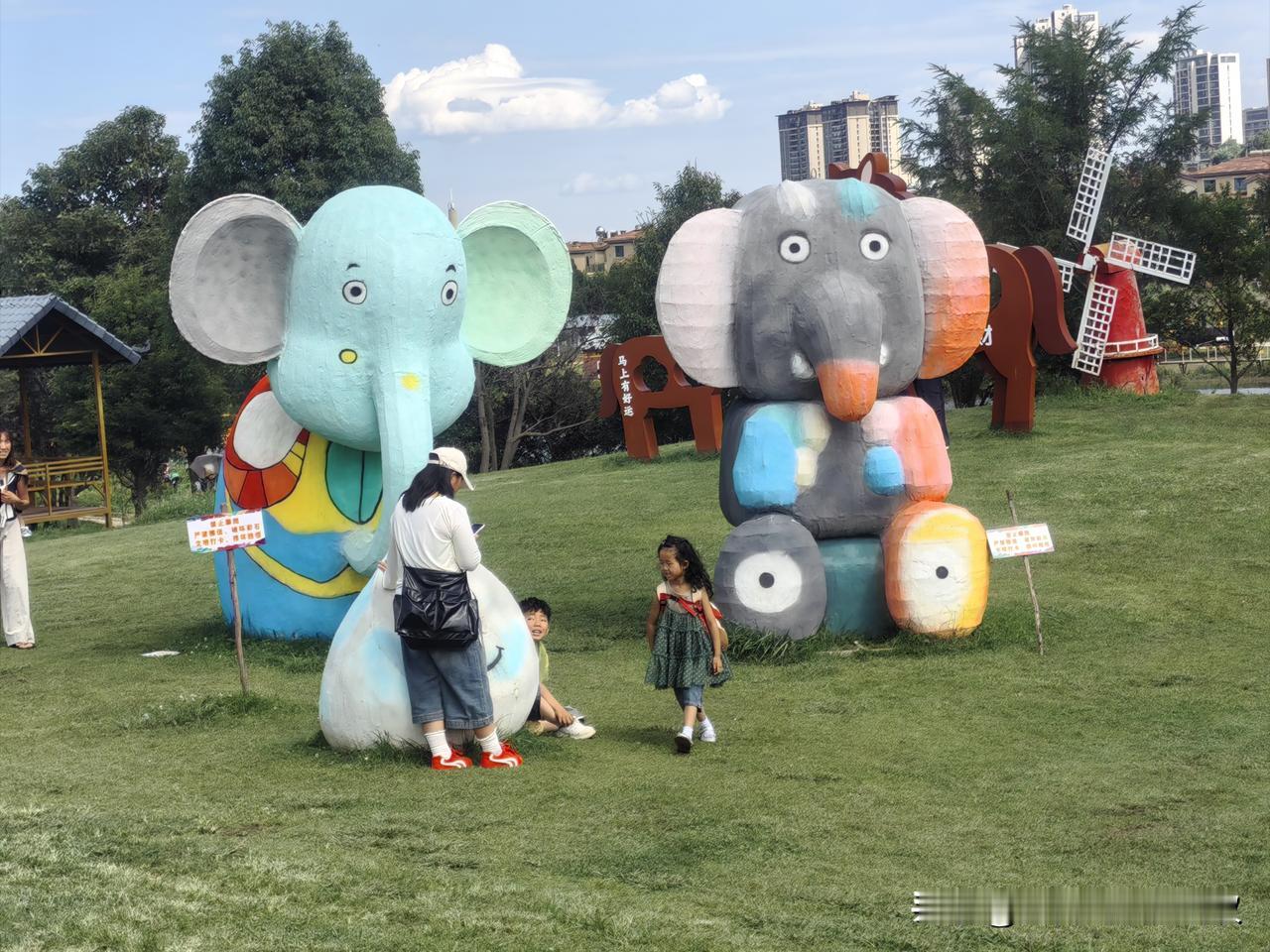 今天来到曲靖的爱情小镇。
不知道为什么取这么个名字，走到园区门口，买了门票。进来
