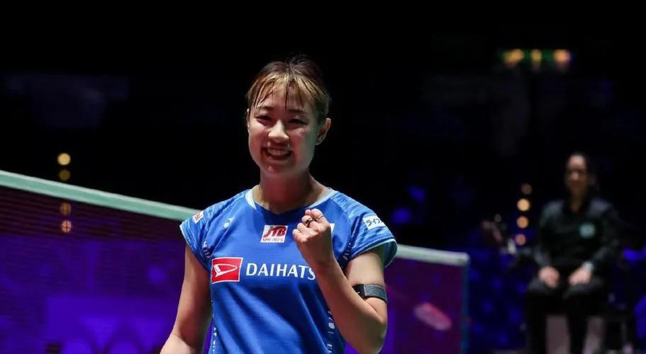  奥原希望 21-19、21-16 因达农，以2-0直落两局战胜对手，这也是两个
