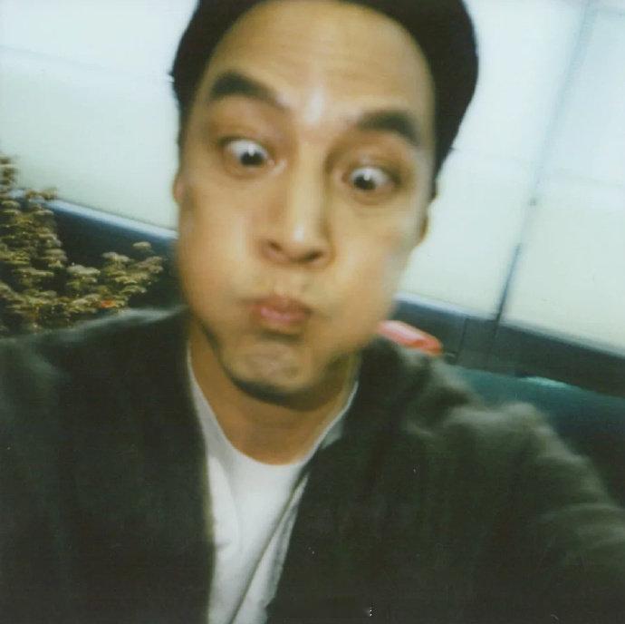 吴彦祖晒自拍被说像吴镇宇 日前吴彦祖晒出多张自拍，一反往日帅气形象，表情搞怪活泼