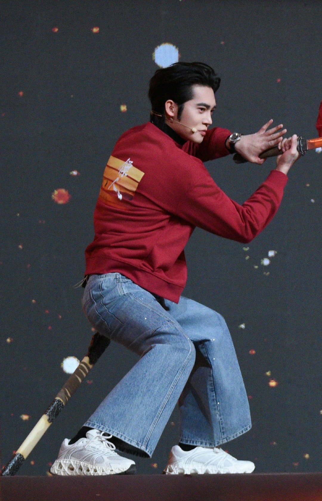 于适可爱蹭成龙李连杰合照成龙李连杰暖心同框相拥，吴京秒变摄影师举手机记录，于适悄