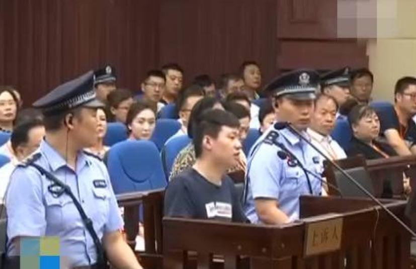 那个曾经轰动全国的“刺死辱母者”于欢，现在每天在山东冠县的小店里，擦货架、算账、