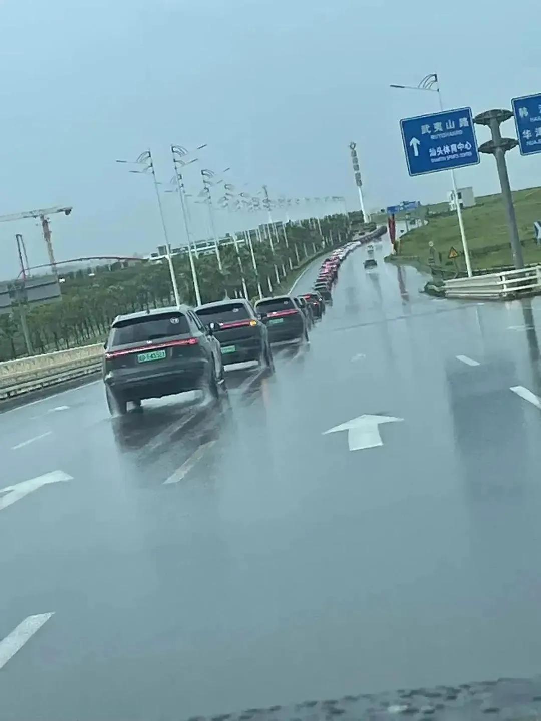 汕头理想车友会集体追尾。。

看穿着不像地面上冻了，估计是地面湿滑所有车距过近，