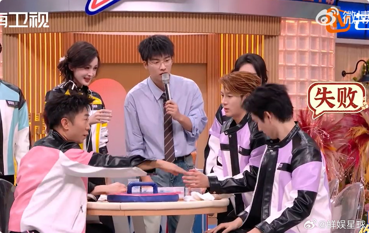 王嘉尔加陈飞宇等于人仰马翻你好星期六收视冠军名场面！两大帅哥被泼到双双躺地，对望