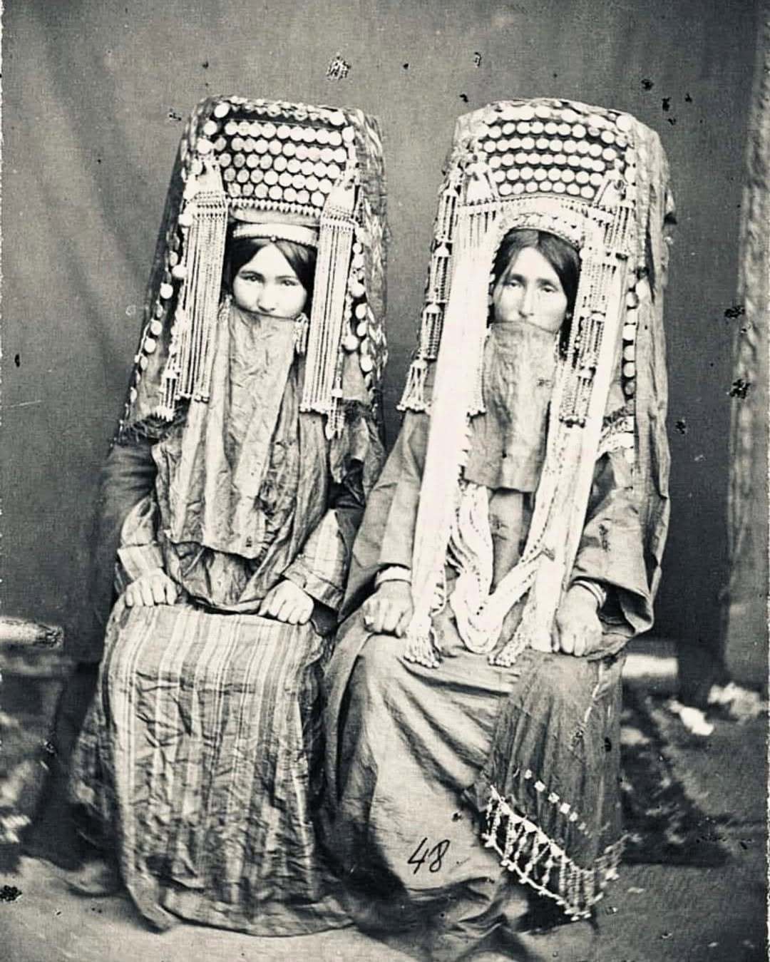 1883年，两名约穆特土库曼部族女性在克拉斯诺沃茨克（今土库曼巴希）。她们高耸的