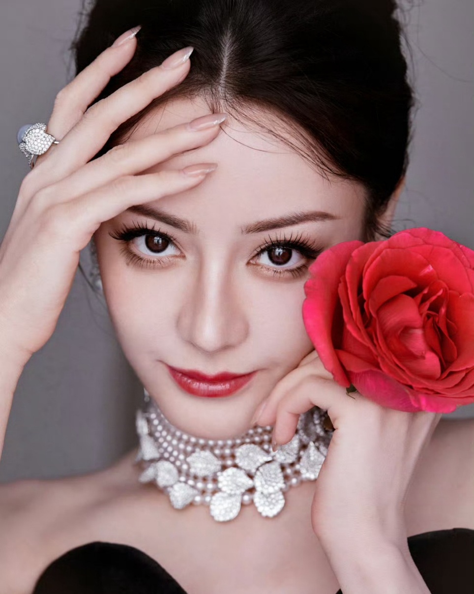 娱乐[超话]迪丽热巴御本木巴黎活动造型迪丽热巴黑玫瑰抹胸裙造型 热巴又美出新境界