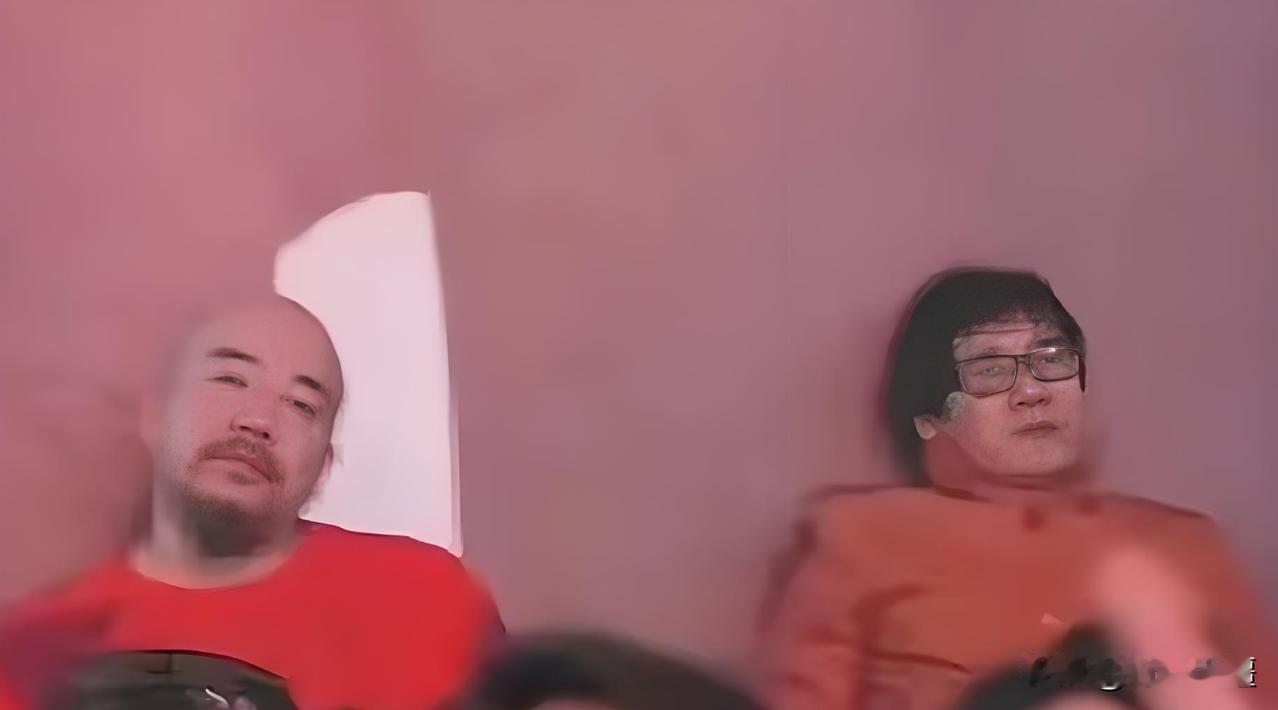 这两人是华语乐坛两位作词人，被称为两个“伟文”。
两人罕见的同框合照，有人知道这
