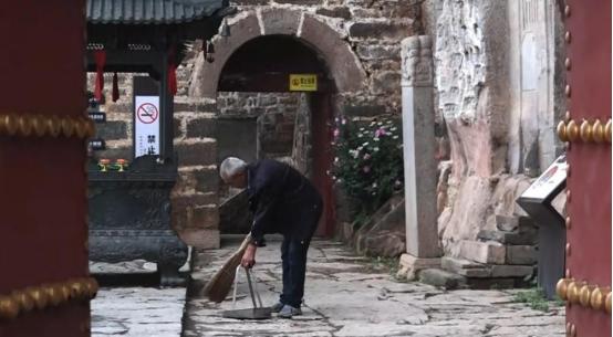 “我没守住啊！”1996年的山西省，一位在寺庙里生活了28年的男子，在收留两位女