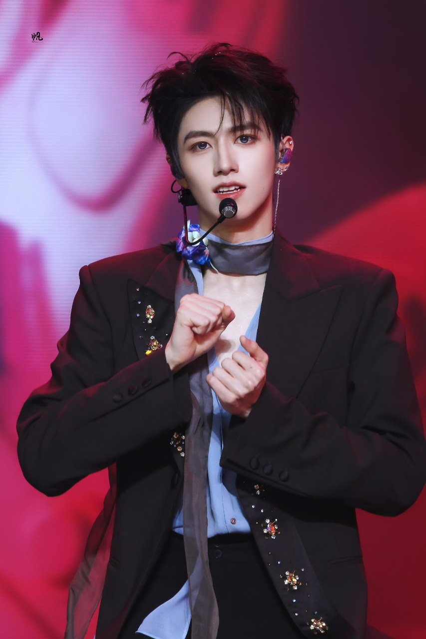 朱志鑫黑发露额头朱志鑫透视内搭造型 朱志鑫黑发露额头啦 