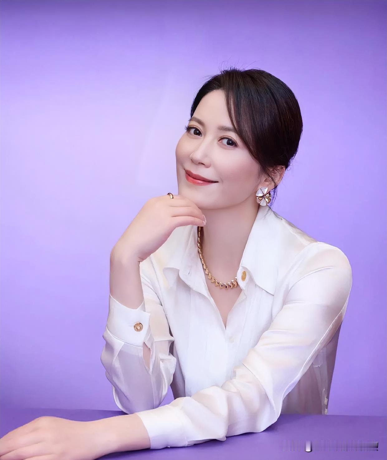 柔紫背景映衬白衬衫，金饰点缀温婉笑容，尽显知性优雅魅力。