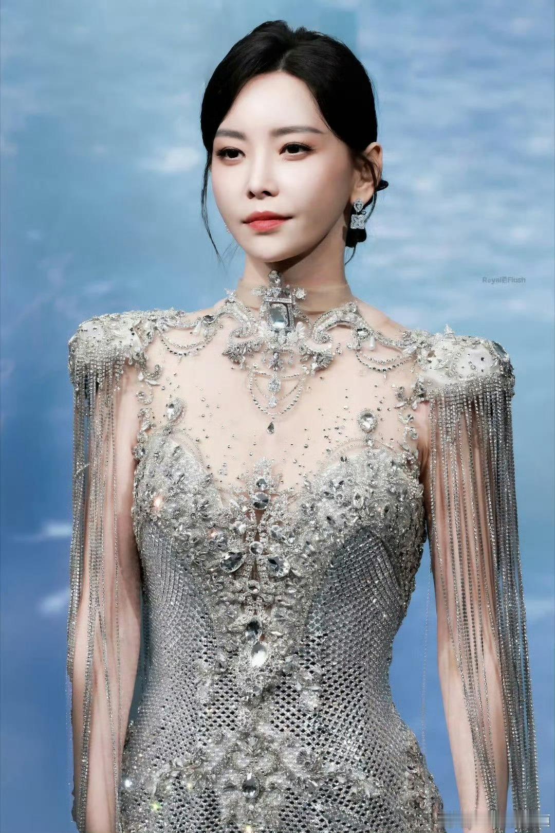 于文文 幸好不是脸先着地于文文微博之夜回应演出昏倒你的拼命是对舞台的尊重，而我们