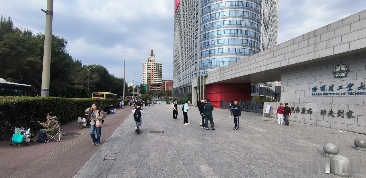 直播人多的地方可以说基本就算是景区了，但哈尔滨的一所大学门前来开直播的主播一点都