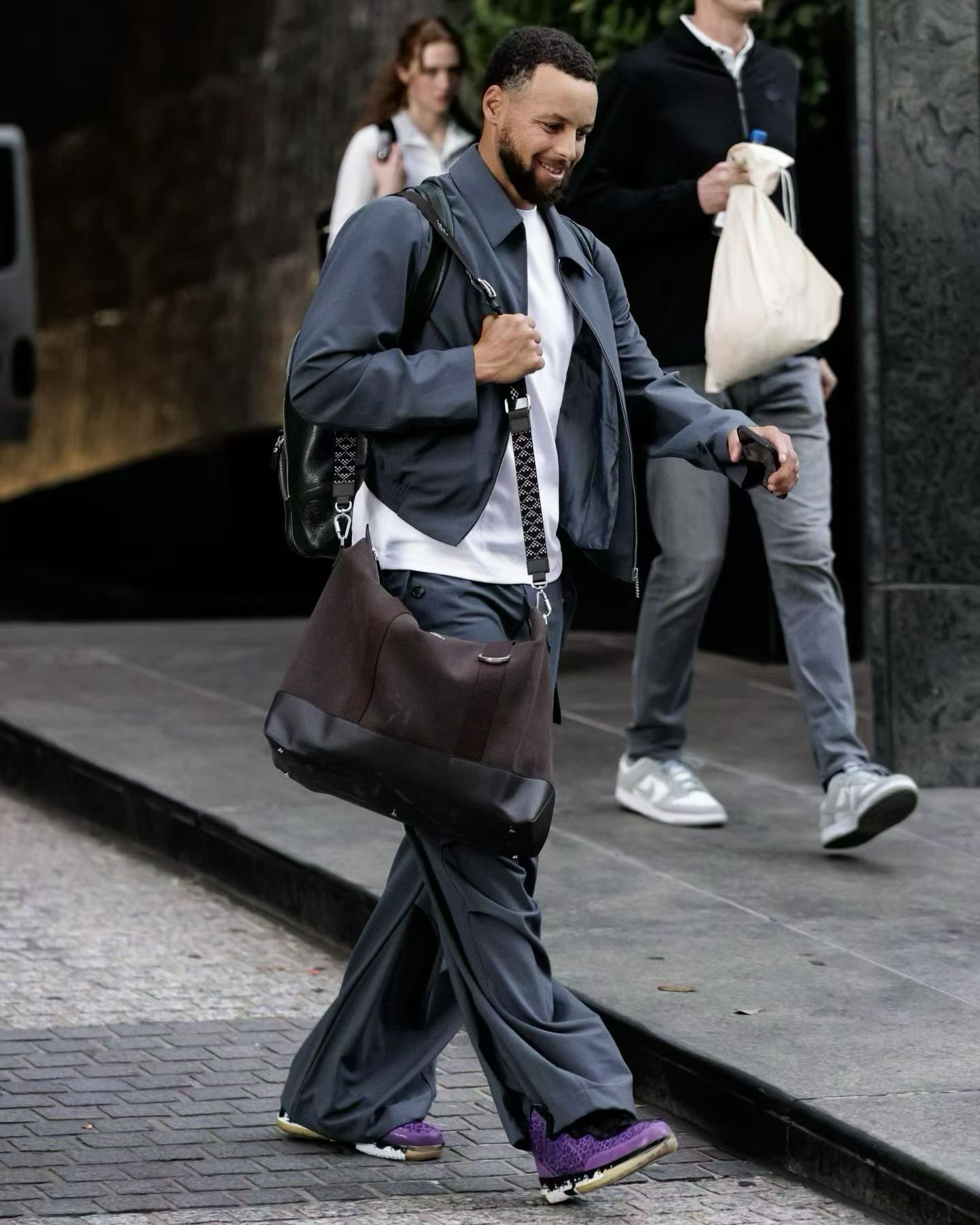 众所周知，库里是韦德铁粉