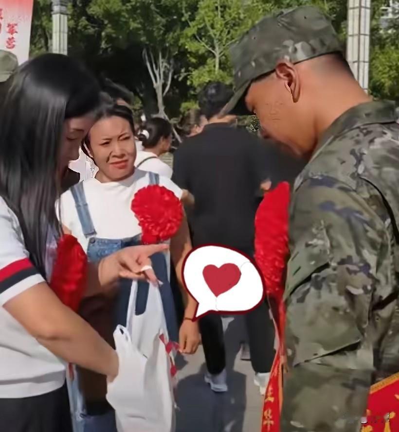 河南卫辉的新兵送别现场，一幕反差画面戳中无数人的泪点。

别的入伍青年身边都围着