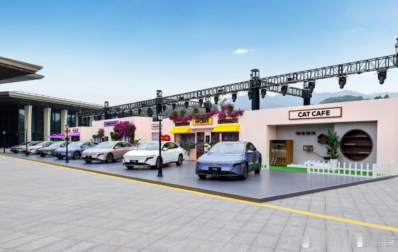 现在的车企发布会太会整活了！东风日产N6上市发布会，直接把新车上的「AI零压云毯