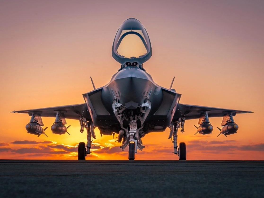 据路透社援引三位伊朗官员的话报道，伊朗认为美国或以色列可能正在准备采取军事行动。