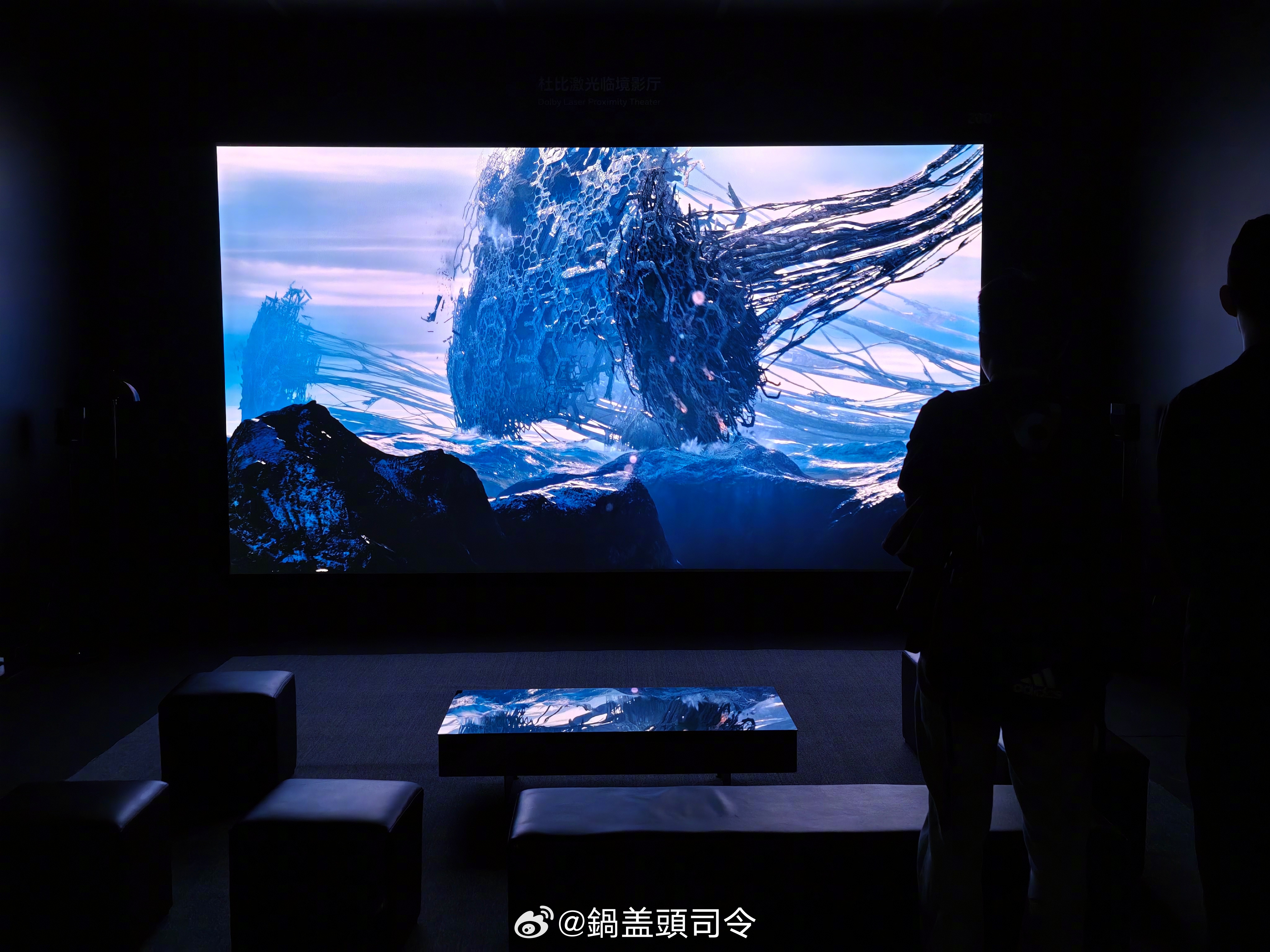 海信激光显示：技术无界，未来已来。150英寸激光电视、100英寸可卷曲激光影院、