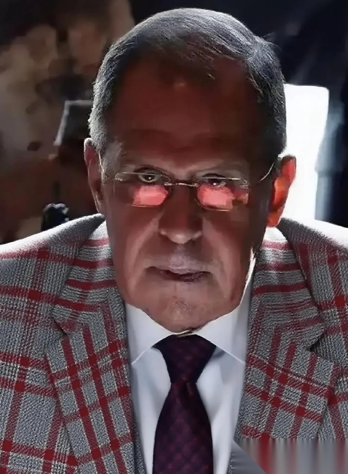 俄罗斯打乌克兰，美国光明正大地给乌克兰送武器。现在美国打伊朗，俄罗斯也开始光明正