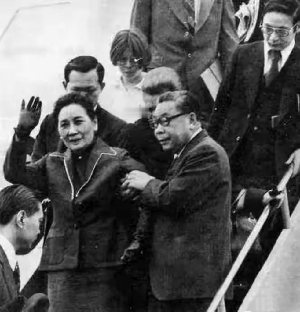 1986年10月，赴美11年的宋美龄返台时的照片，蒋经国和蒋方良夫妇登上舷梯搀扶