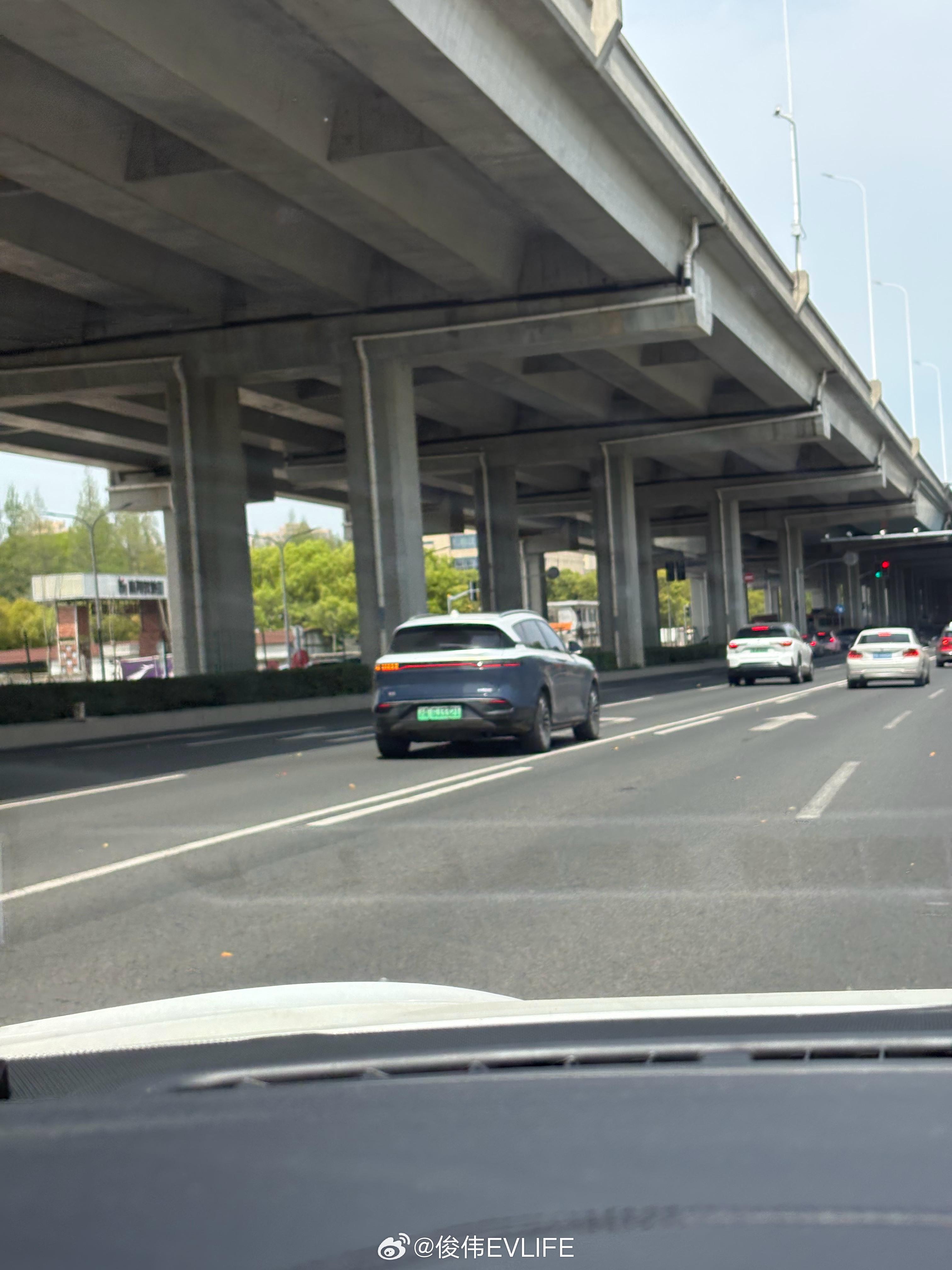 双拼色岚图Free还挺好看的 