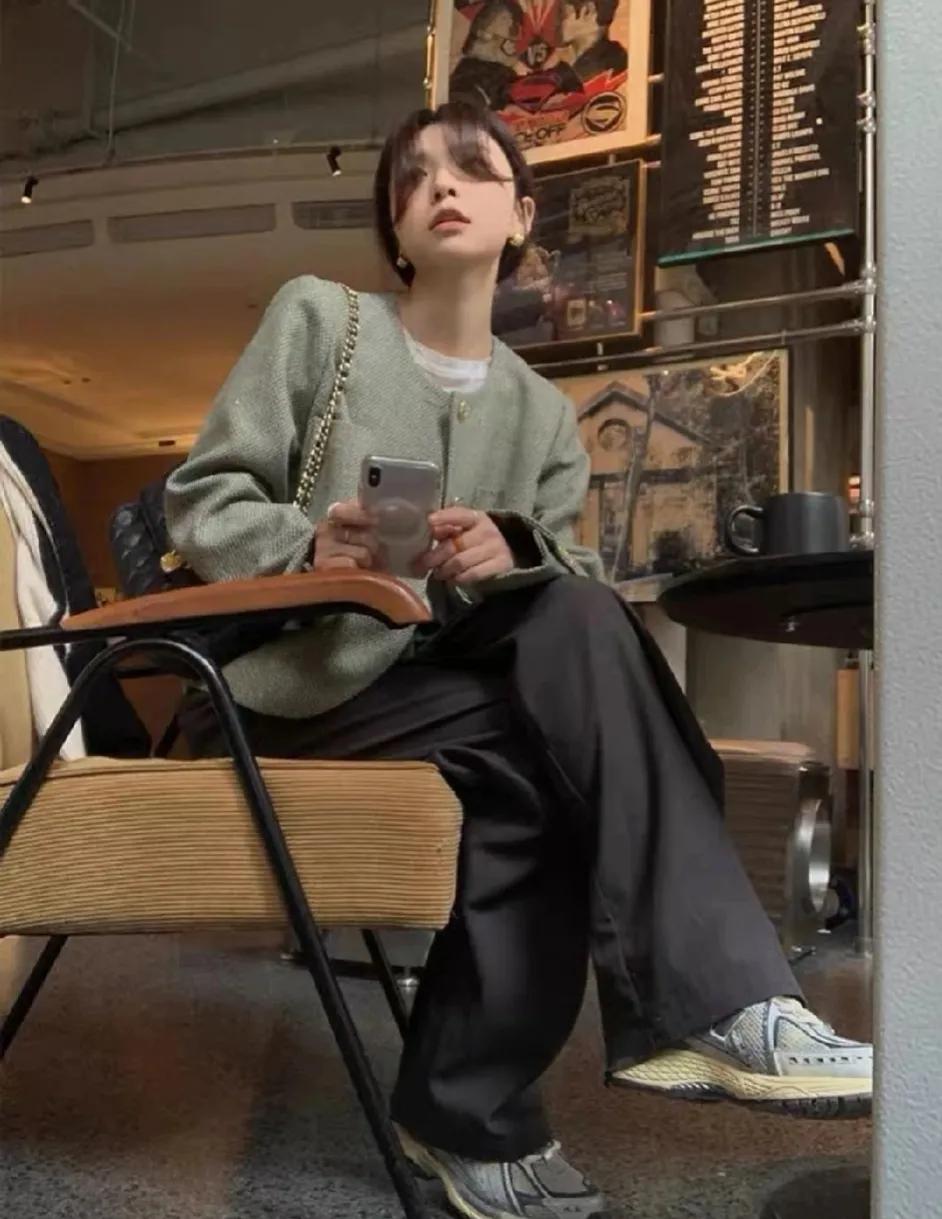 开春就要这么穿
作为一个淑女
又怎能少得了一件小香风短外套呢
穿上这件小香风短外