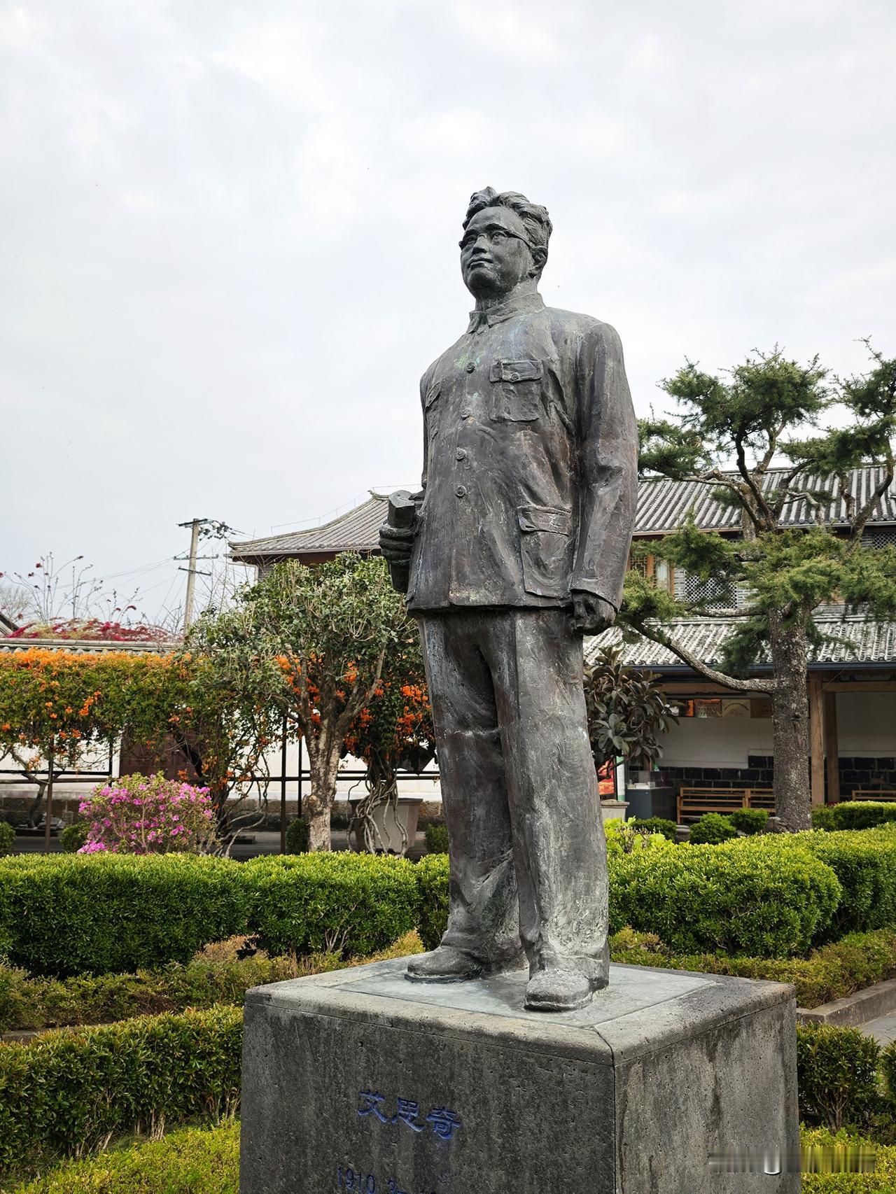 《一代哲人艾思奇》品和顺6
艾思奇故居是一栋中西结合的老宅子，中式四合院加上哥特