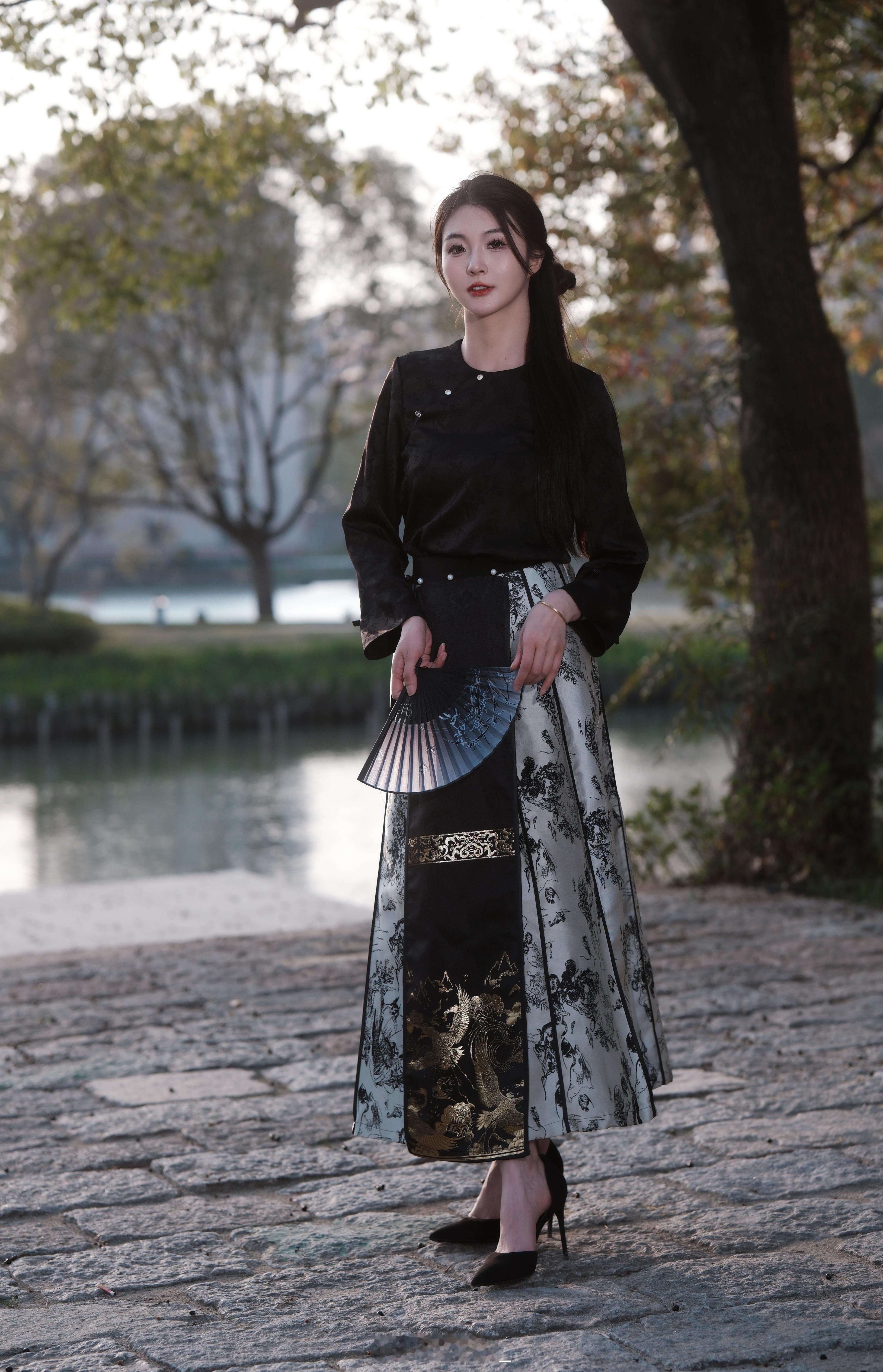 [浮云]   岁月不声不响，你且不慌不忙。  在凡俗的烟火里，愿以素心，  阅来