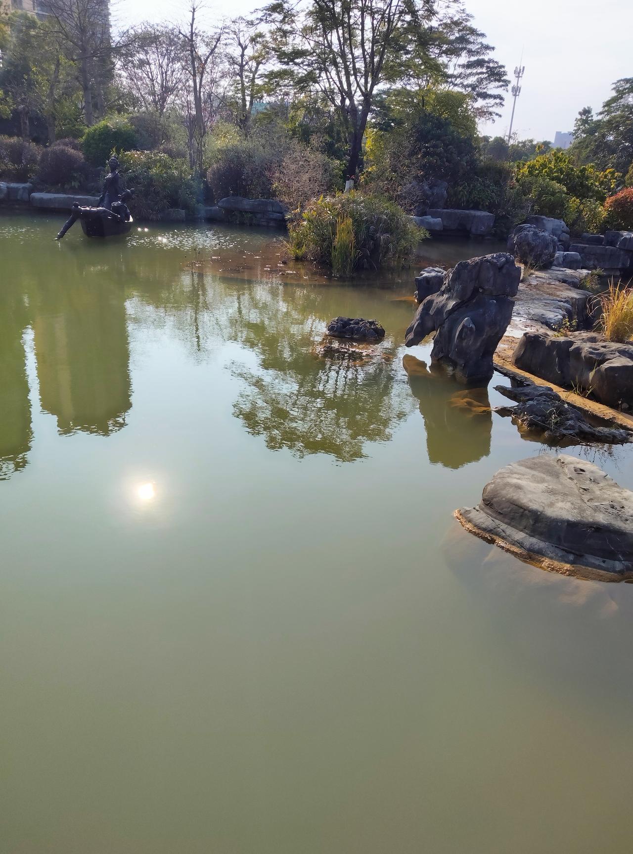 一是经济利益
委内瑞拉已探明石油储量3000亿桶，占全球17%，居世界首位。
二