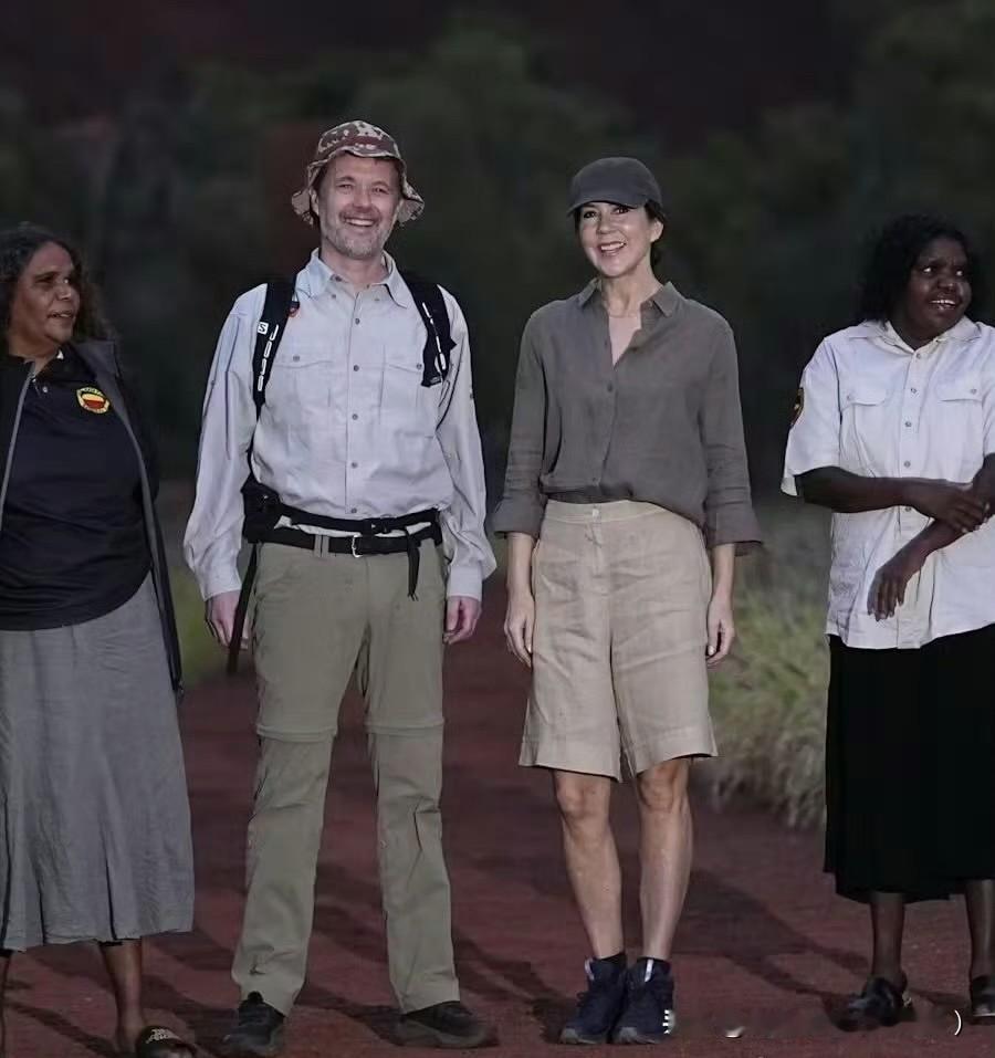 国王夫妇的行程安排超级满，趁着在澳大利亚访问，早起还去了乌鲁鲁徒步，精力旺盛！