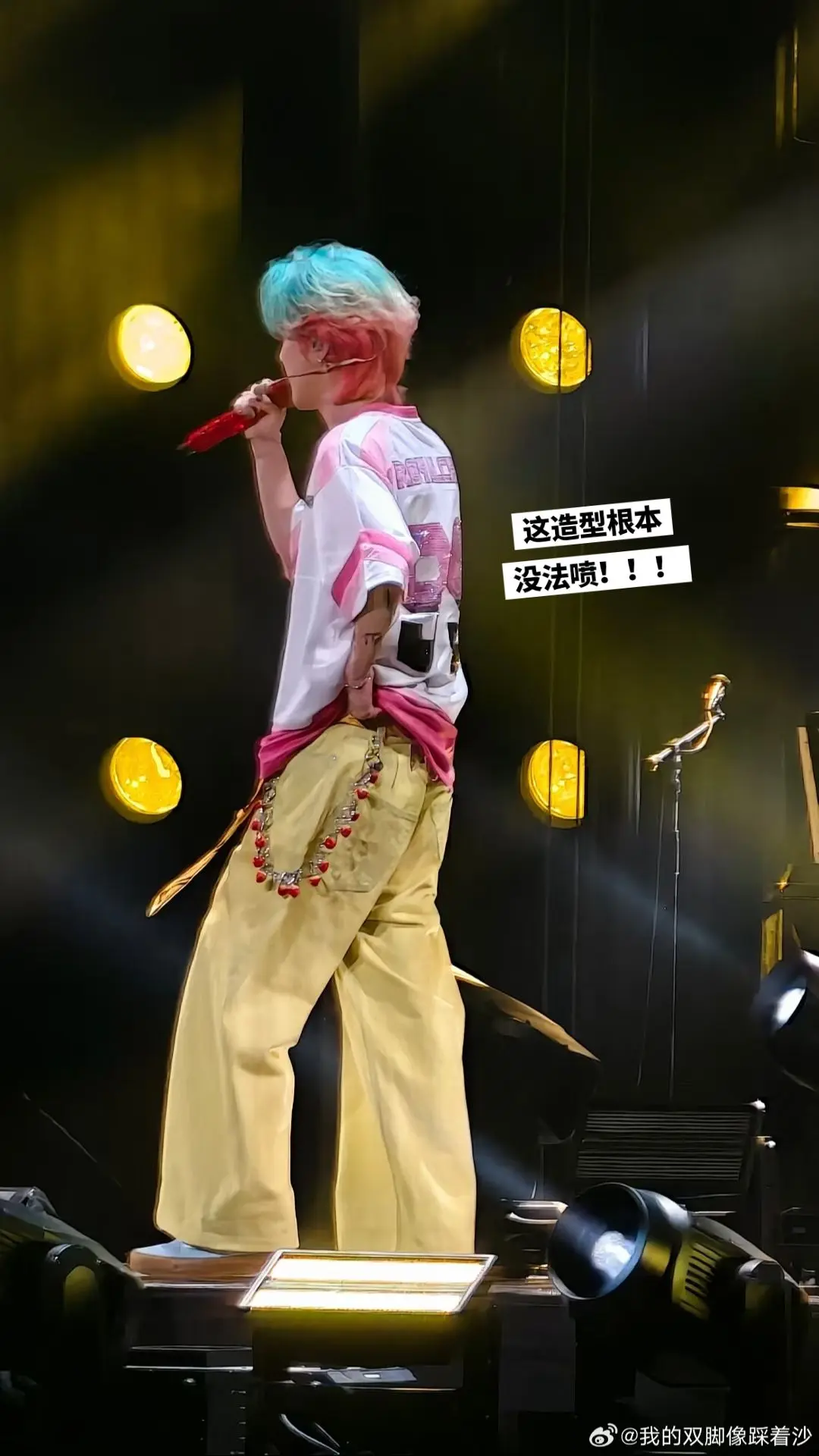 这身材比例太好了！！！每套衣服都搭在我心巴上！！！ 图片cr：vb水印