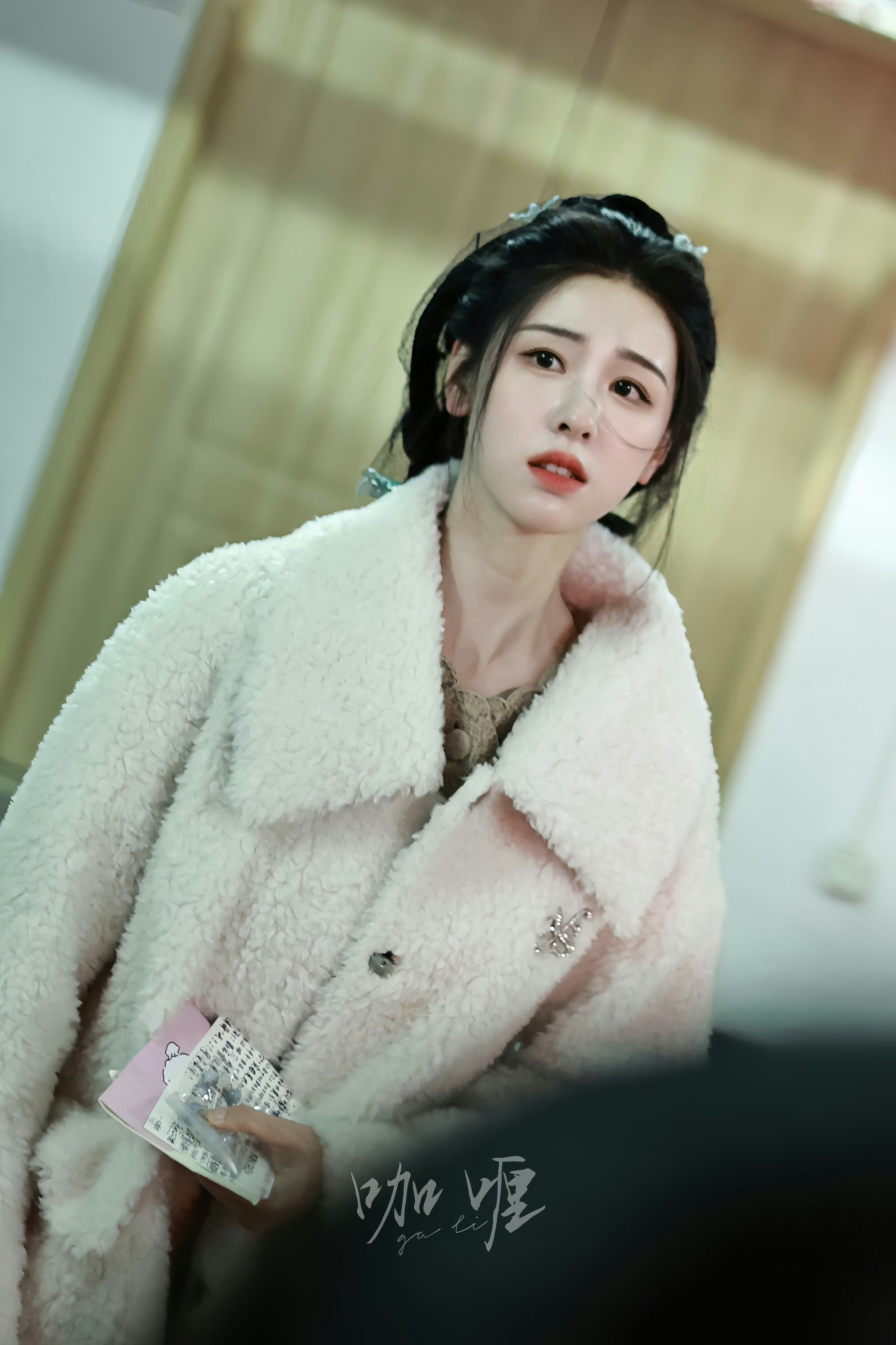 为什么有人上班快迟到也能美出破碎感……#陈都灵等车# ​​​