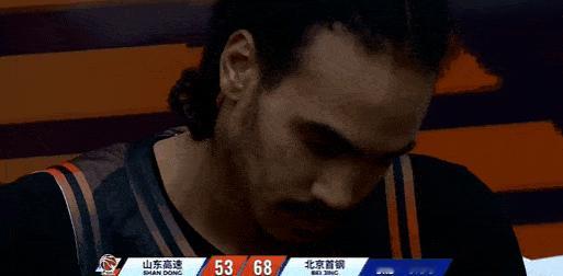 山东超级外援班顿可能心不CBA了，想走，出工不出力，坐替补席一副无所谓的样子，球