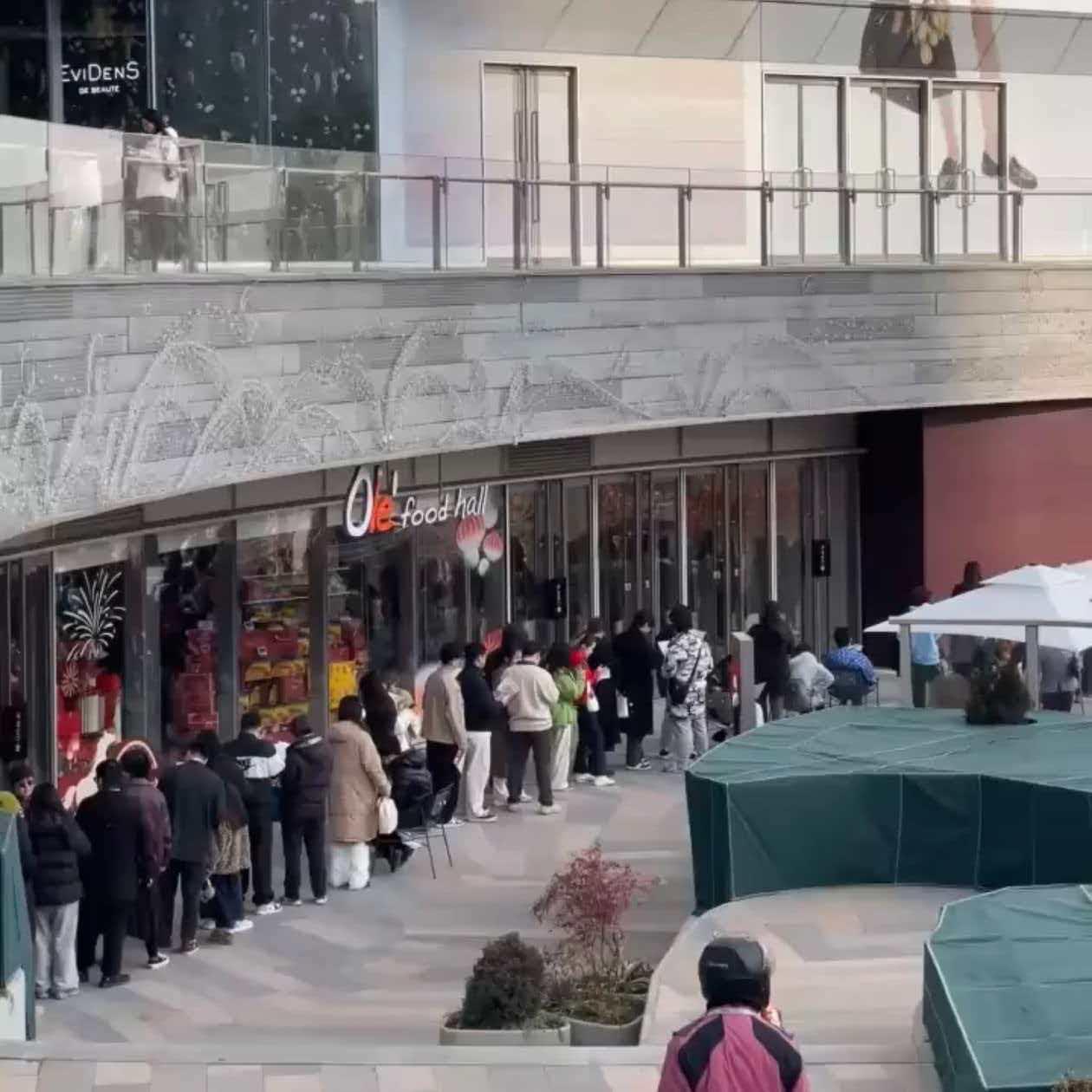 杭州一家很火的寿司店，排了三个小时也没等到位置，花了八十块钱从黄牛手里买到了一张