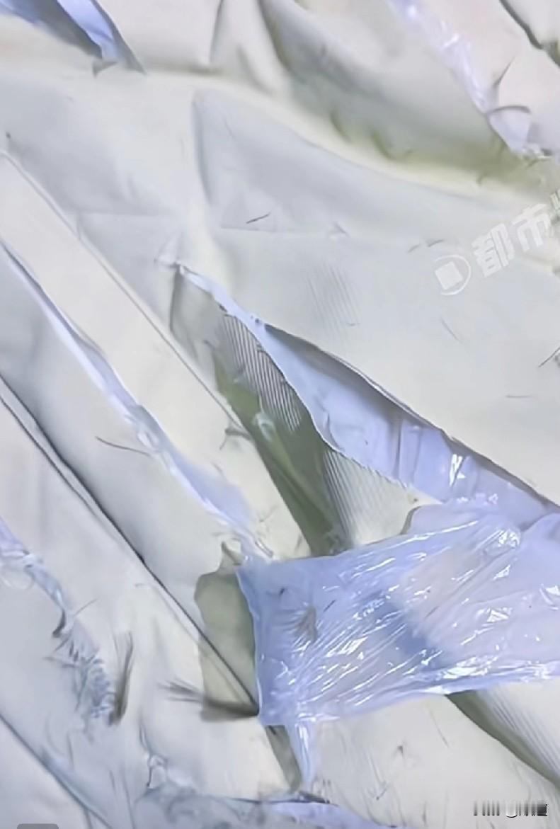 一网友去年买的羽绒服，价格一点都不便宜。只穿过几回，感觉不舒服，就没穿。
今年找