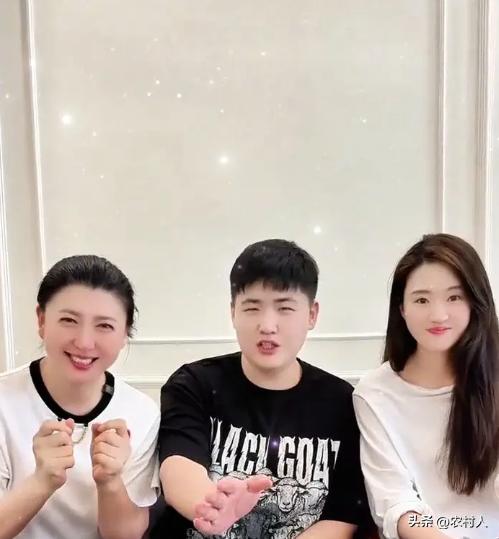 儿媳妇徐梦迪说闫学晶是世界上最好的婆婆，拿自己当亲姑娘一样对待。非常荣幸的能当她