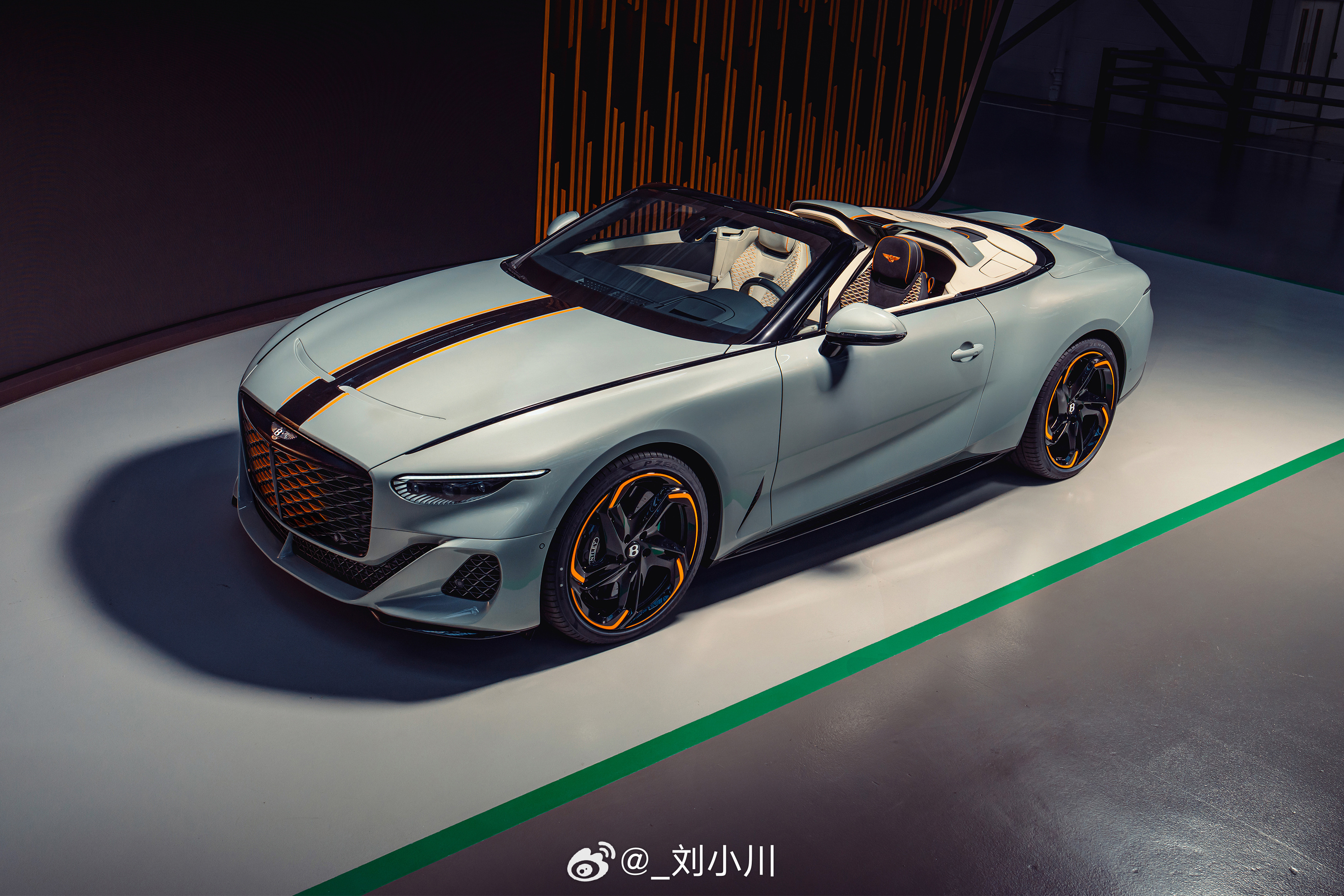 宾利Batur敞篷版 【新车品鉴】 由宾利个性化定制部门MULLINER打造的宾