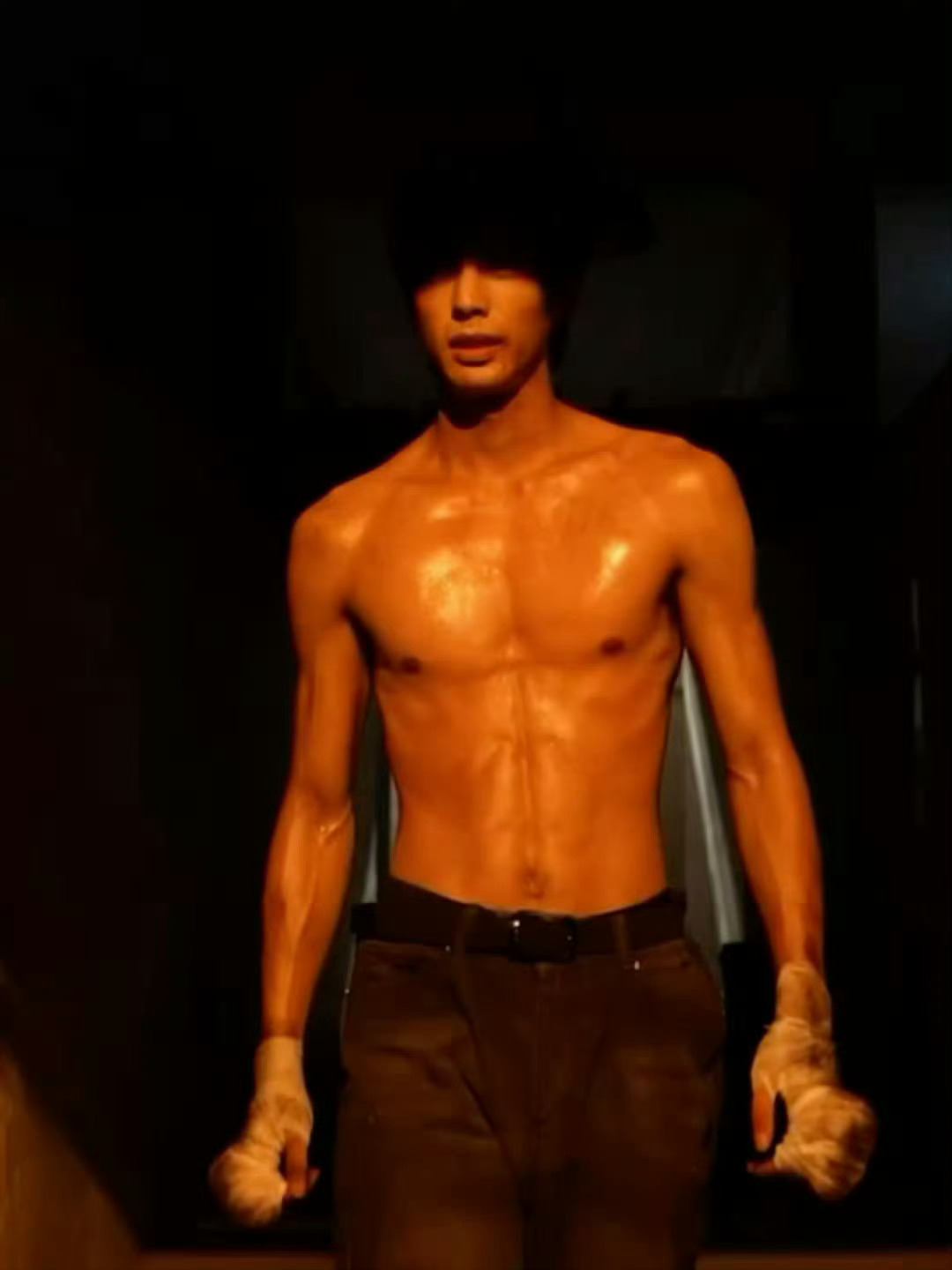 宋威龙上身肌肉宋威龙已经练成这样了 我将拥护的腹肌！  野狗骨头 ​​​