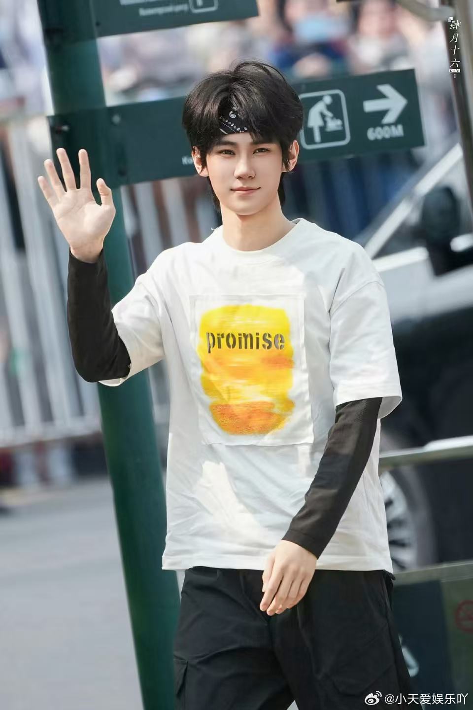 张真源跑男挡不住的青春气息张真源发带小子张真源跑男里戴发带和队友一起唱生日歌的样