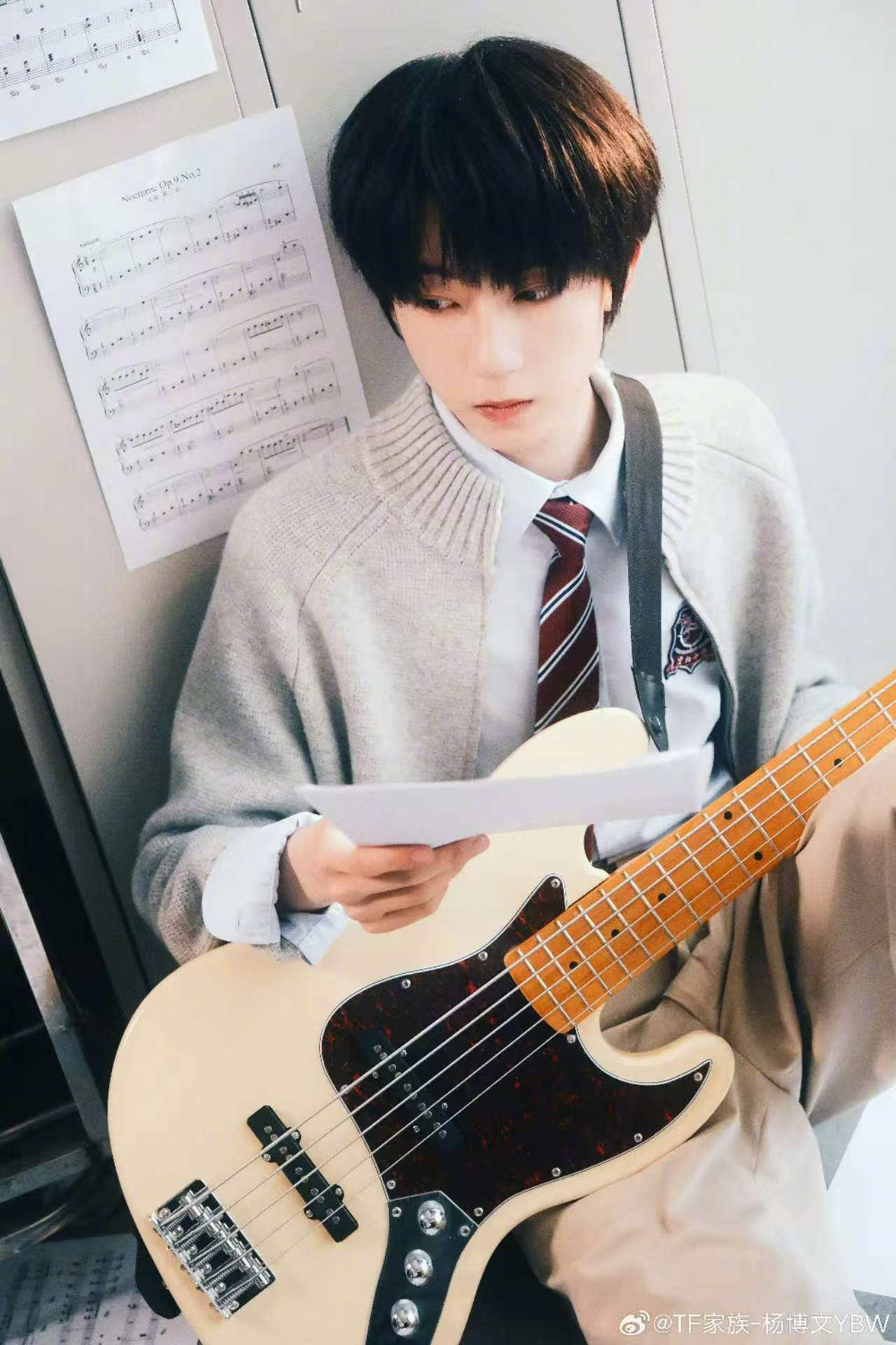 在杨博文怀里躲过扫射哥控 .杨博文的第一条角色博周扬哥哥实在是太美好了，只想躲在