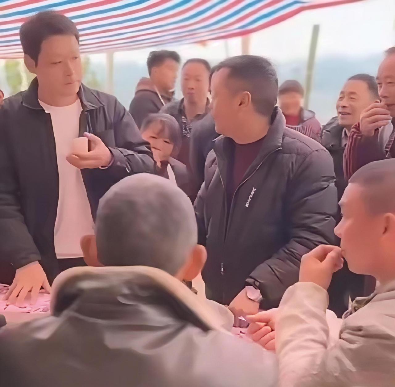 这样的事不比吃席更热闹？
男子在别人办酒席的时候，直接来到礼房这边上了个礼，礼金