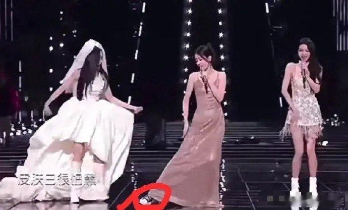 #杨洋 乔欣#乔欣和张天爱同台时特地穿了球鞋！！尽管她们拥有同一个前男友，尽管乔
