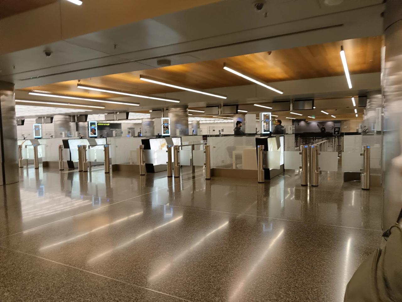 卡塔尔机场，过海关效率奇慢，同事介绍说，这个国家天然气丰富，民众衣食无忧，工作人