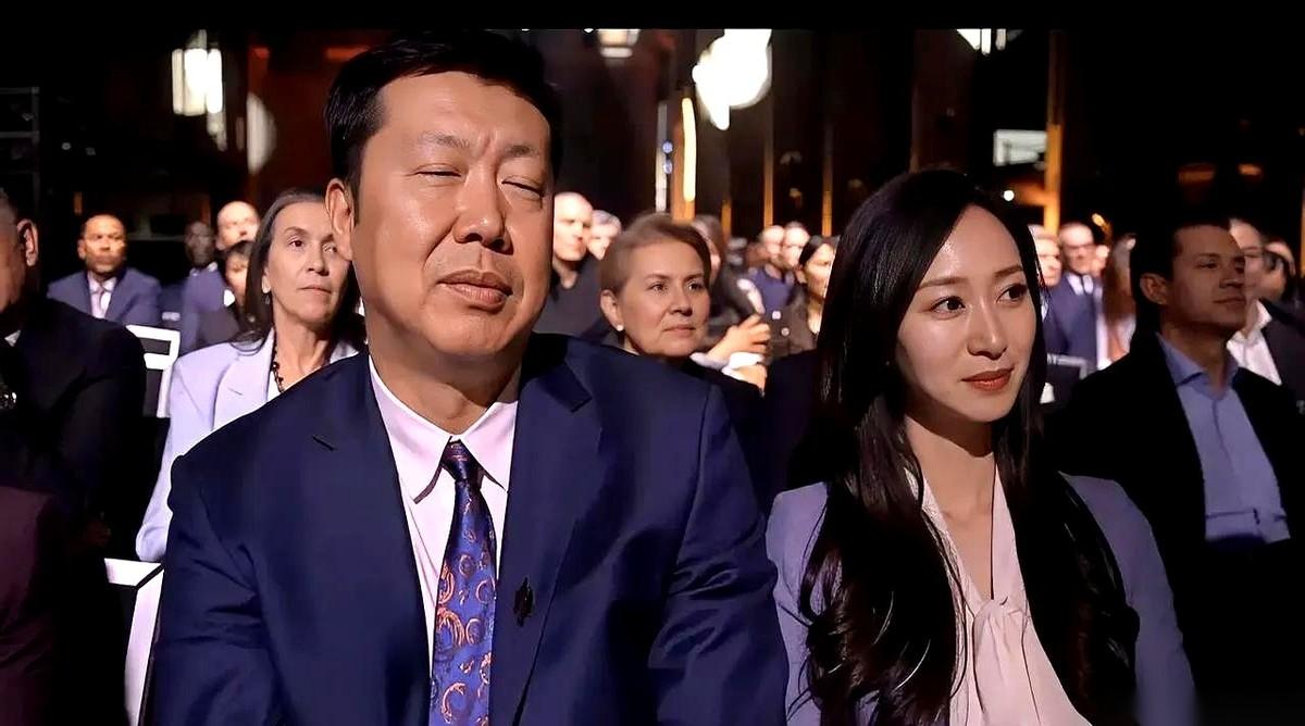 王治郅名人堂领奖的现场，风头差点被抢走了。
镜头扫到他妻子周蕾，前一秒还在鼓掌的