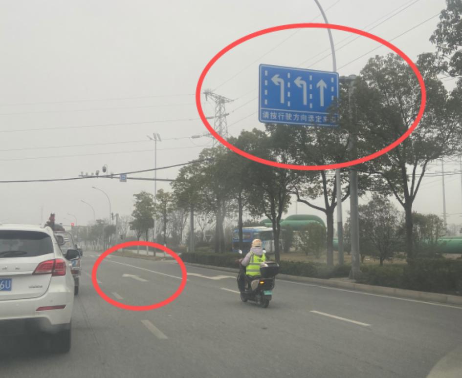 路牌和地面标线不一致，开车到底该听谁的？
开车路过路口时，路牌说左转、地面标线却